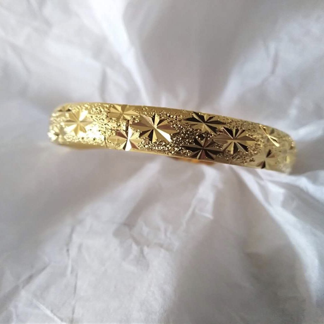 Fashionable and simple carved bracelet, slimming bracelet, electroplated real gold color retention trendy jewelry