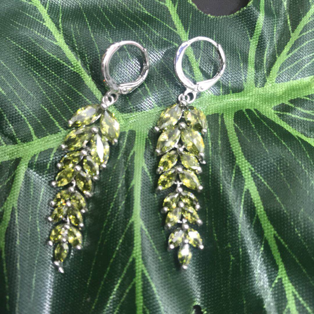 Japanese and Korean fresh green zircon earrings, long, super shiny, simple and elegant earrings for women