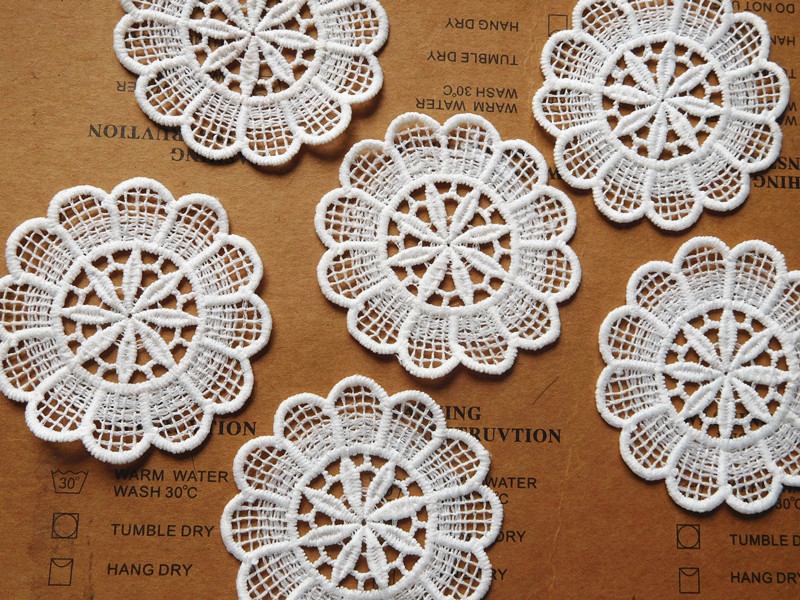 白色棉质牛奶丝水溶刺绣花朵圆形太阳花衣服裤子破洞补丁贴6.5cm细节图