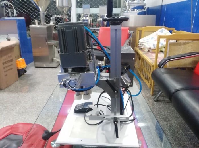 The factory direct sales dual-motor desktop pneumatic capping machine is suitable for various bottle capping machines Specification image