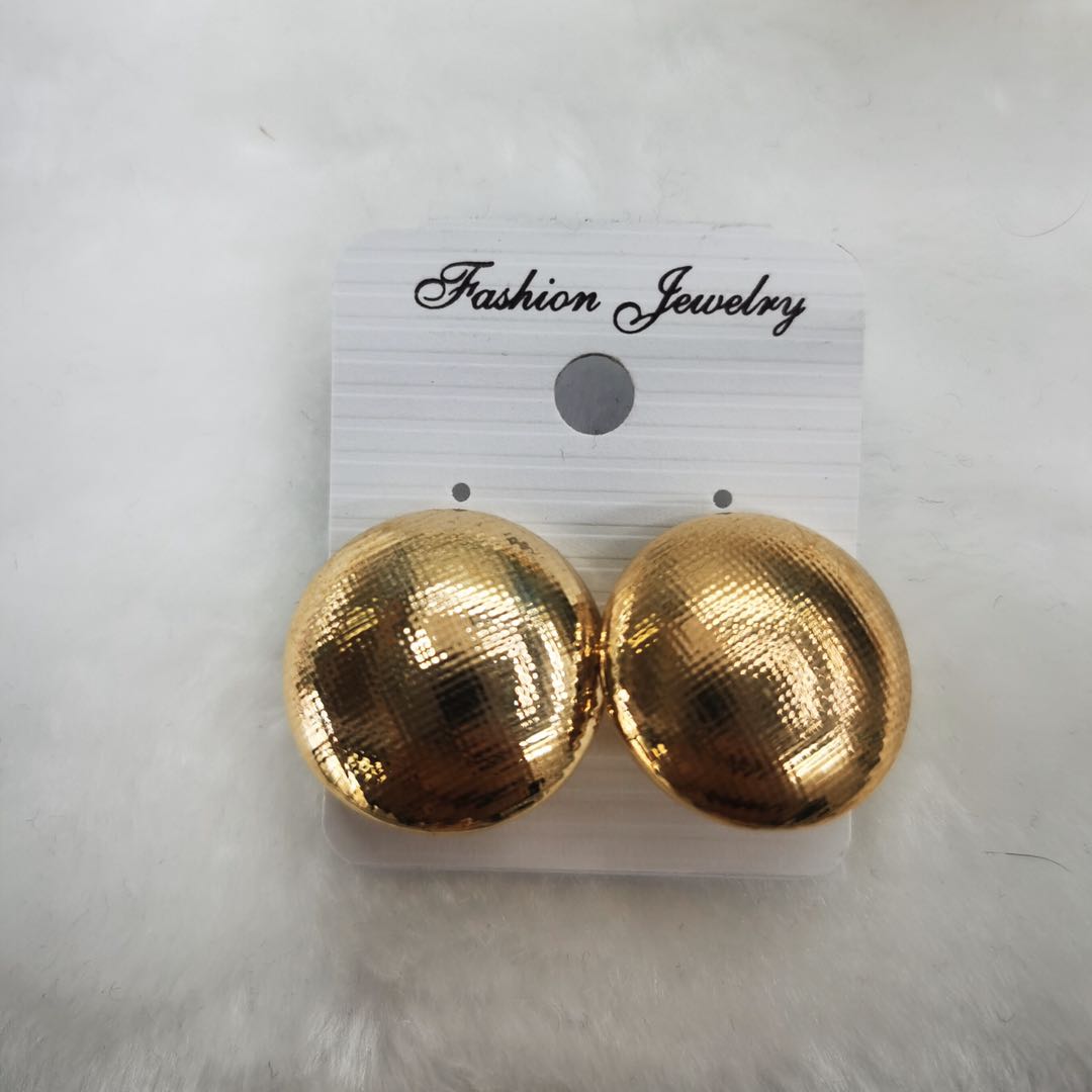The new Korean geometric round earrings exude an elegant charm. Anti-allergy accessories are simple and versatile. Stud earrings Specification image