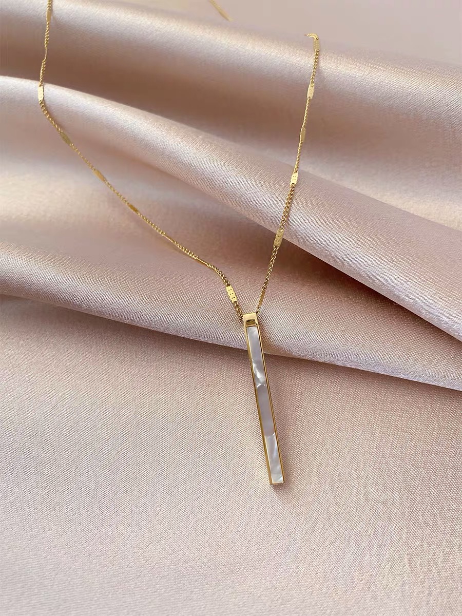 Exquisite shell titanium steel necklace for women, simple ins cold style collarbone chain, 2020 new niche design, elegant necklace details Picture