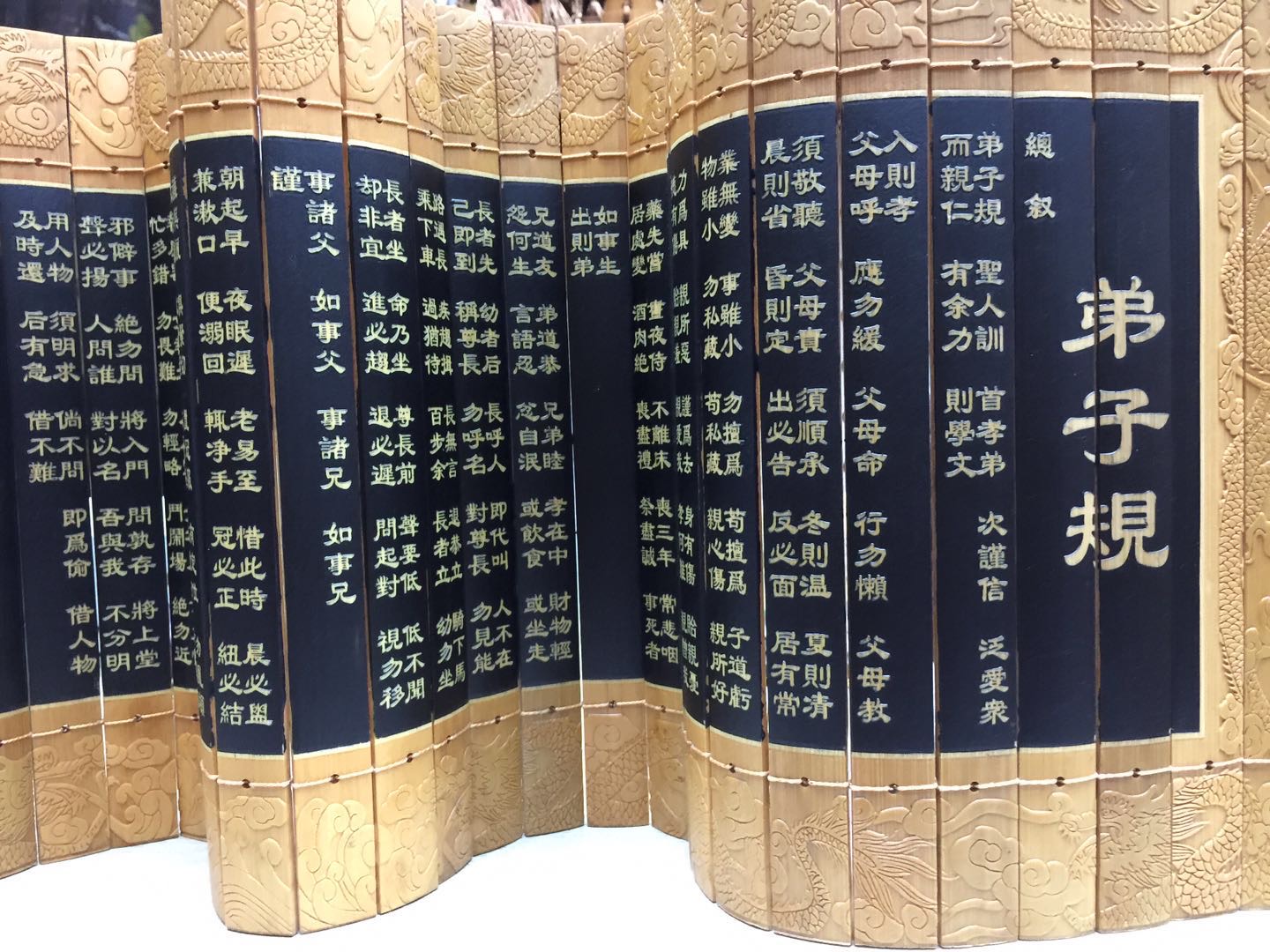 中国风礼品 选用精品毛竹雕刻工艺：宽边竹简