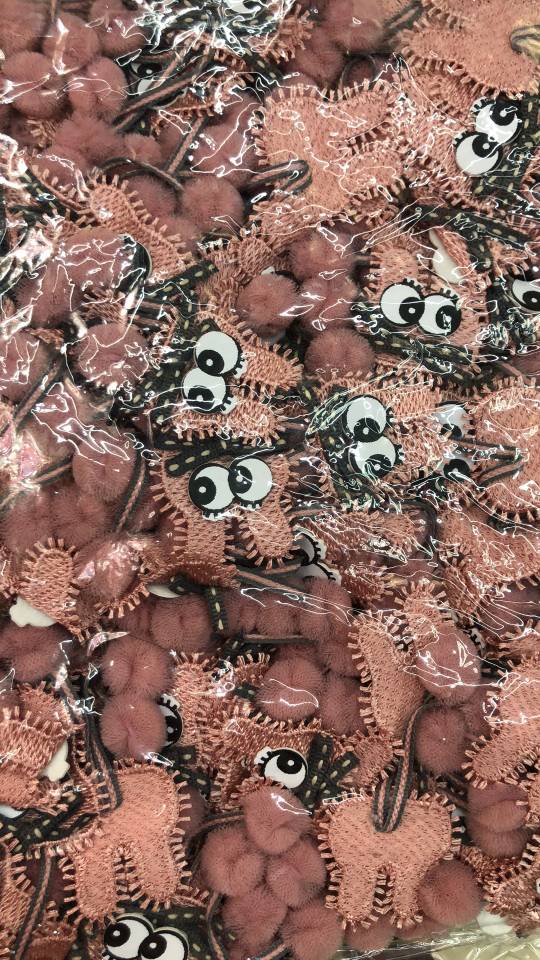 Water-soluble lace rabbits hang tennis balls