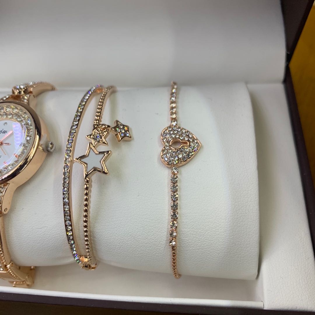 轻奢三件套装钻石女表星星爱心手链手镯细节图