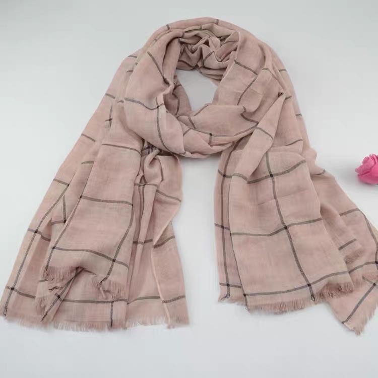 A popular and versatile women's scarf, a comfortable and stylish long shawl for spring and autumn details Picture