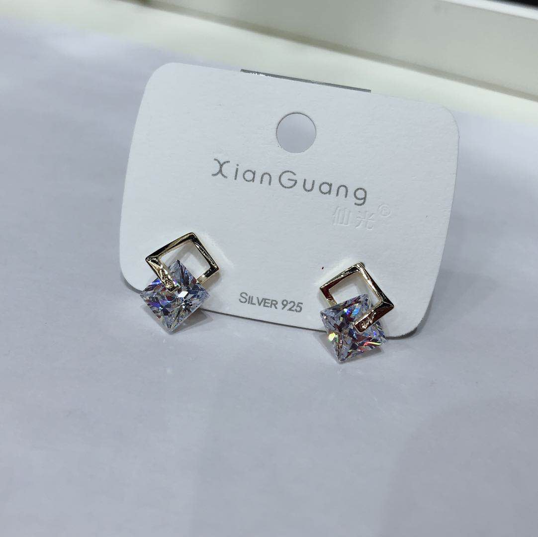 The new 925 sterling silver needle crystal with diamond earrings, diamond stud earrings, stylish and versatile earrings thumbnail