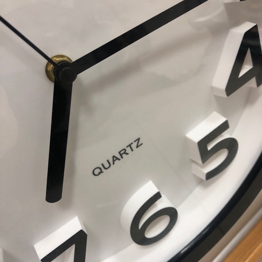 A simple and fashionable living room silent art, personalized three-dimensional quartz wall clock details Picture