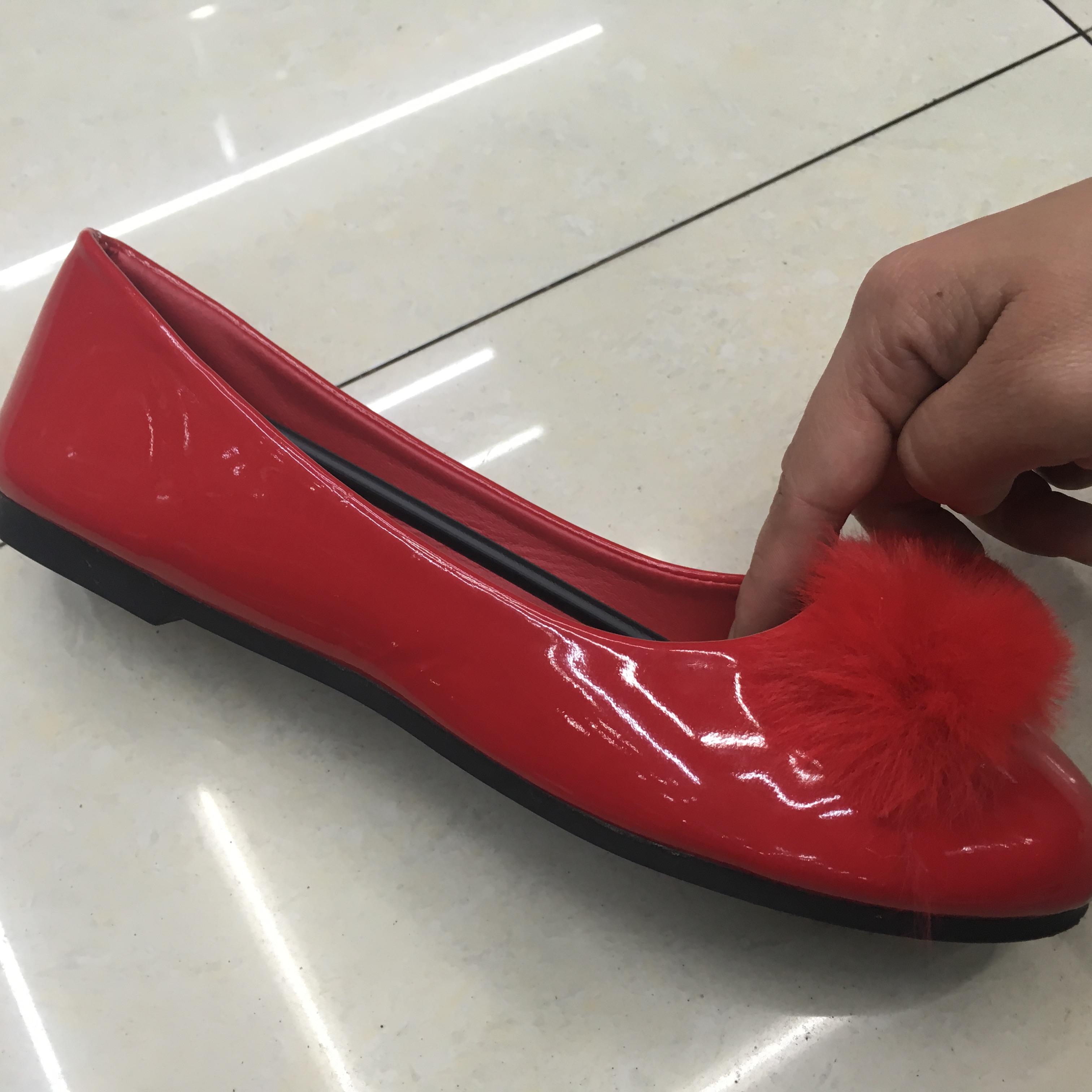 Ladies' bright red shallow-mouthed flat leather shoes imitating rabbit fur Specification image