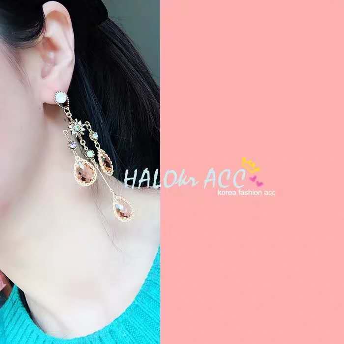 Fashionable and luxurious golden ring three-ruby pendant set with diamond-encrusted gemstones, fashionable and exquisite, goddess-like temperament earrings details Picture