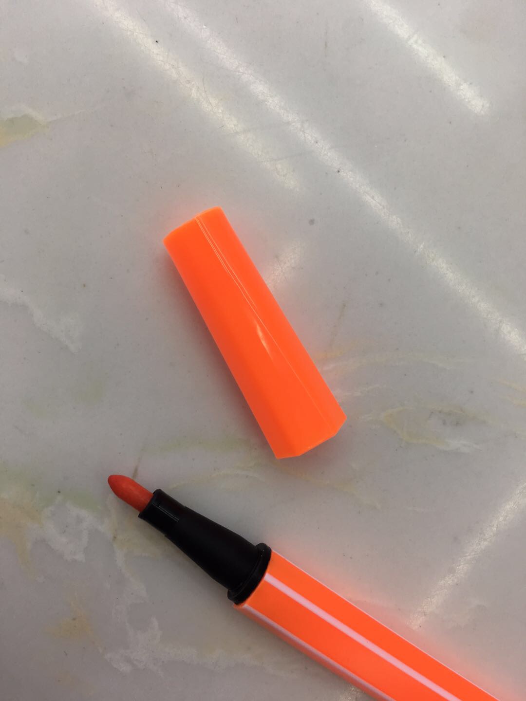 Close-up of Kaihang Pen Line 902 watercolor pen showing the brush tip and ergonomic grip