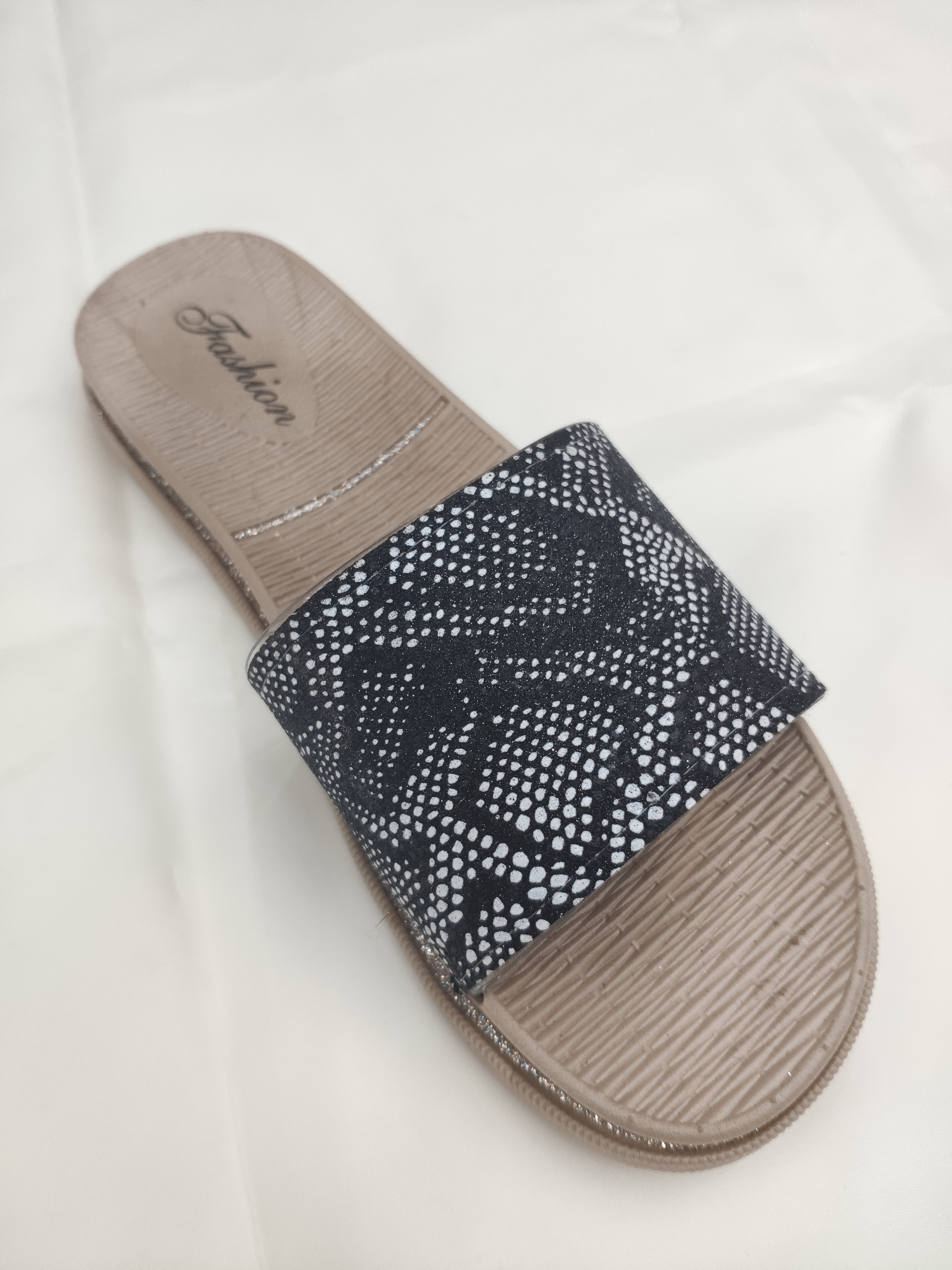 In summer, women can wear flat sandals with snake skin patterns over their flip-flops