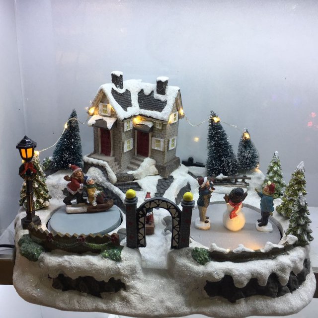 两层小屋双庭院待暖灯树脂工艺品摆件