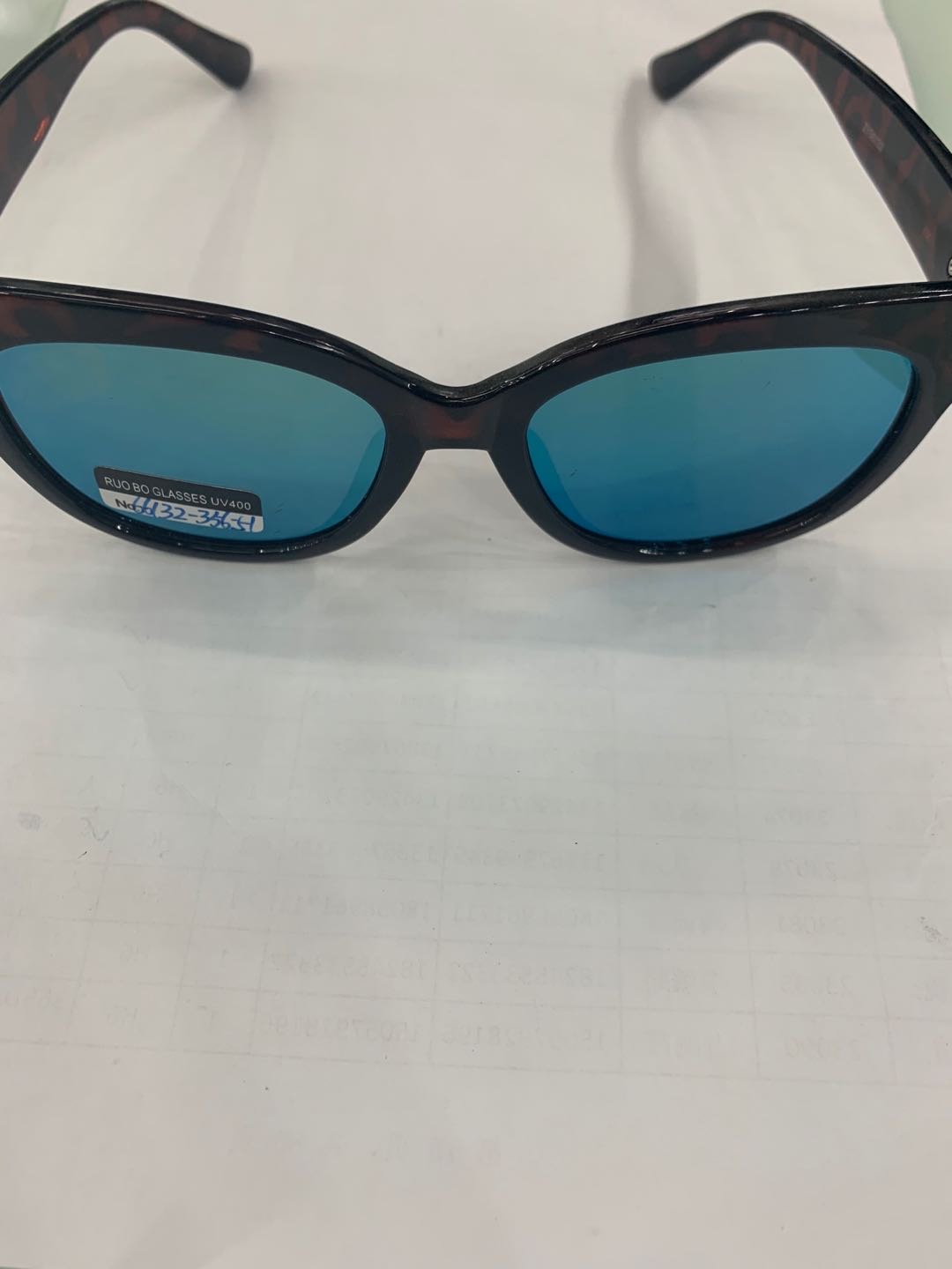 Classic D-frame sunglasses suitable for both men and women, a fashionable trend details Picture