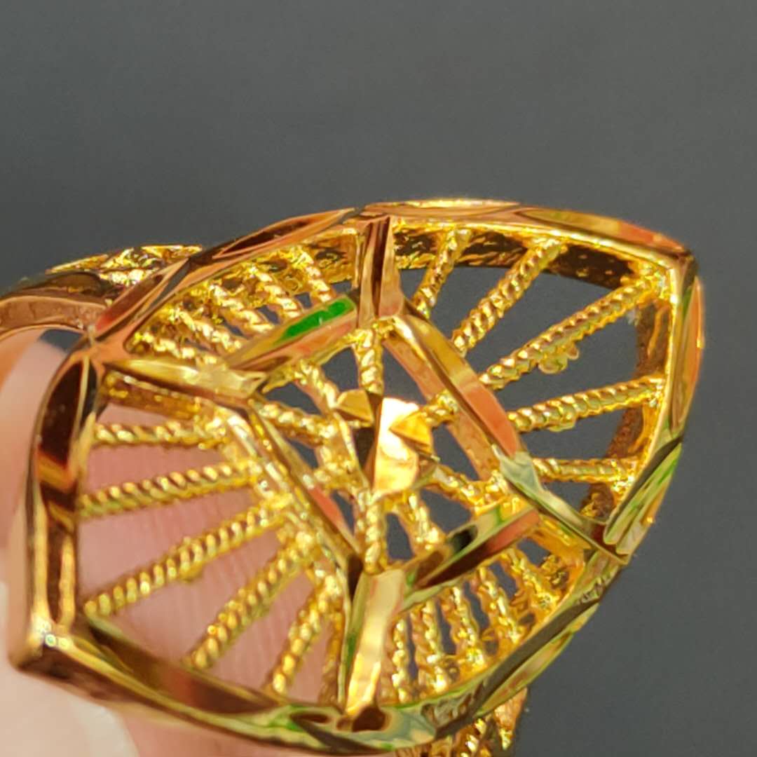 A popular classical imitation gold festival gift with a light pattern accessory ring Specification image