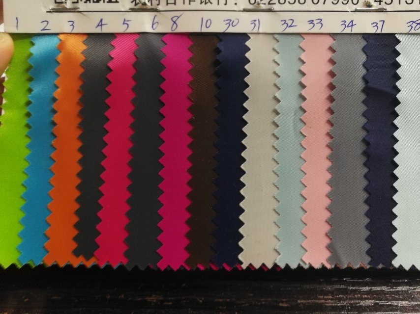 厂家直销热销新款斜纹pu防水皮革大量现货高中低档箱包沙发鞋材面料产品图