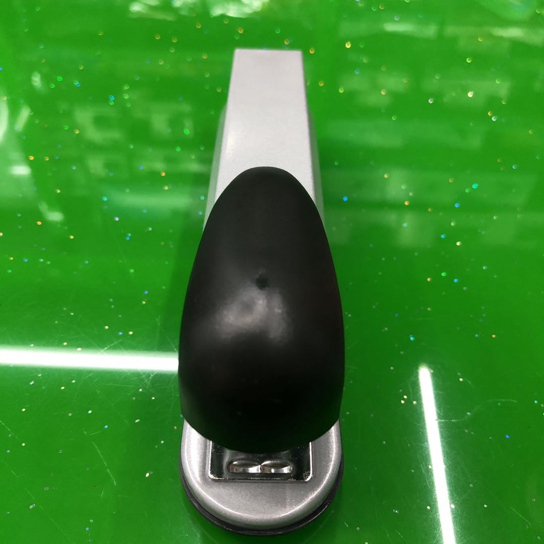 The lightweight thick-layer stapler is an economical stapler that can stitch 50 sheets of paper. It is a labor-saving stapler details Picture