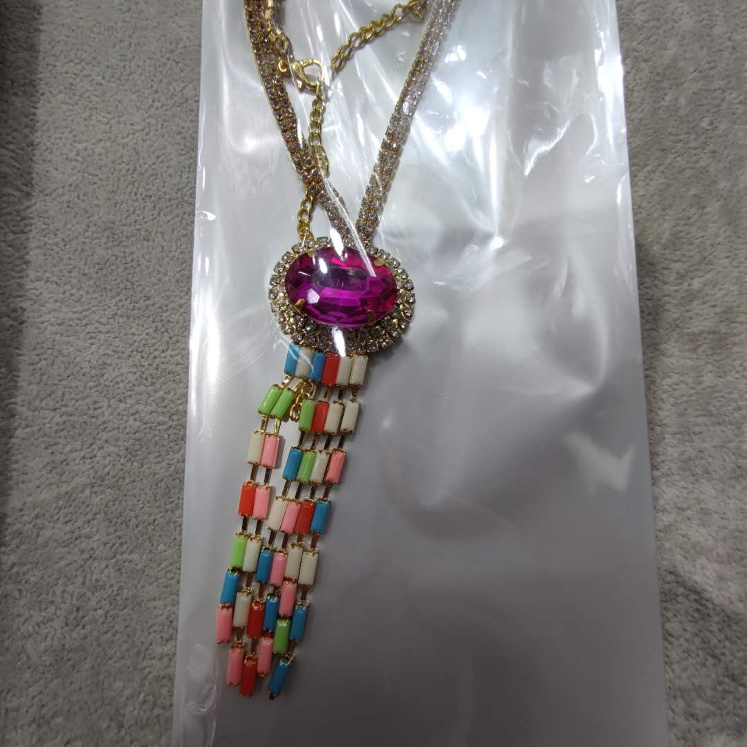 The pink gemstone claw chain necklace is a popular and versatile accessory with a fashionable and elegant European and American style Specification image