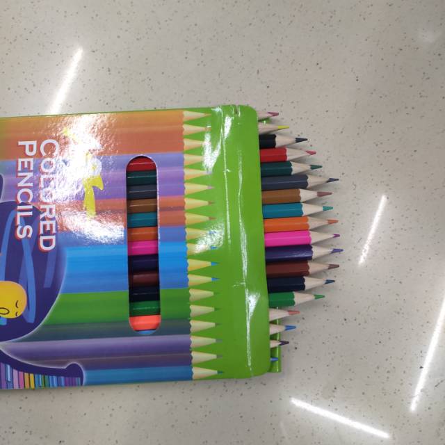 Children draw with an 18-color pencil drawing pen