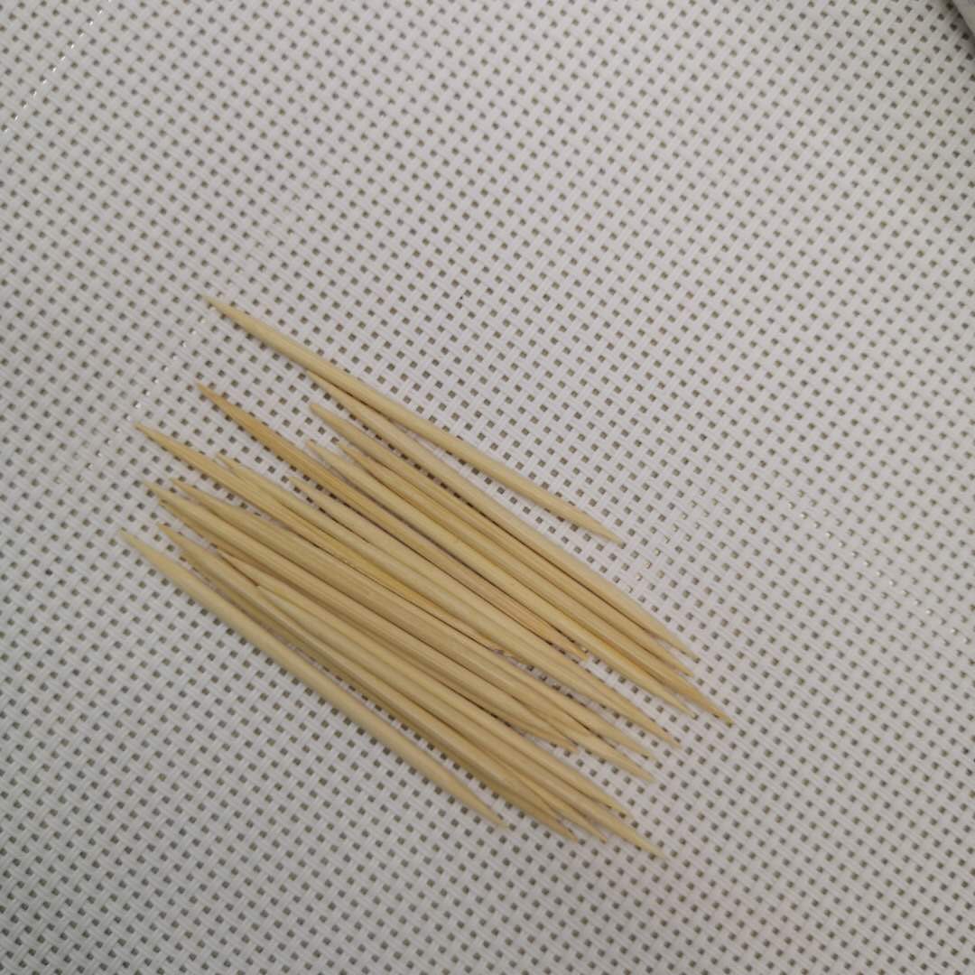 Portable plastic bottle household natural bamboo toothpicks in bamboo toothpick box details Picture