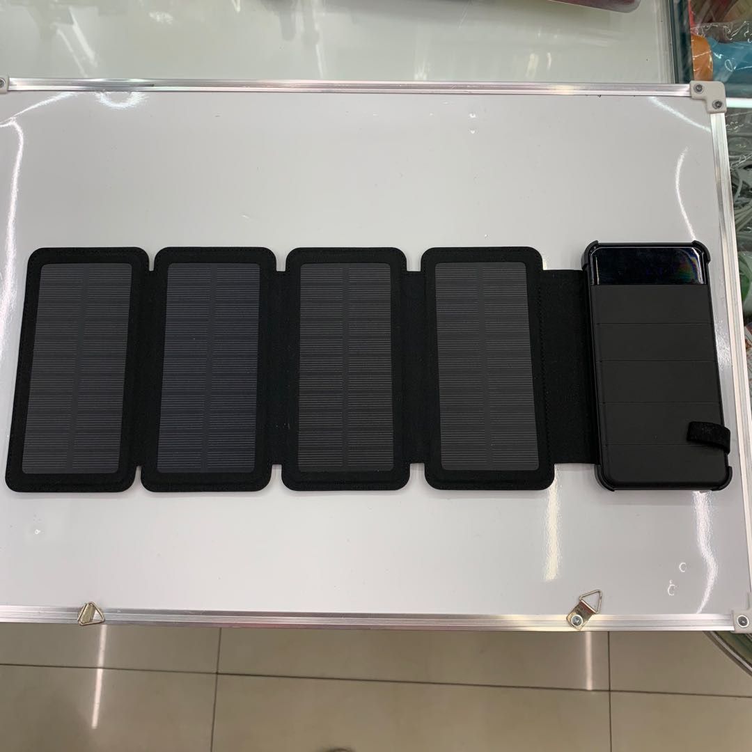 四片太阳能充电宝多功能充电宝