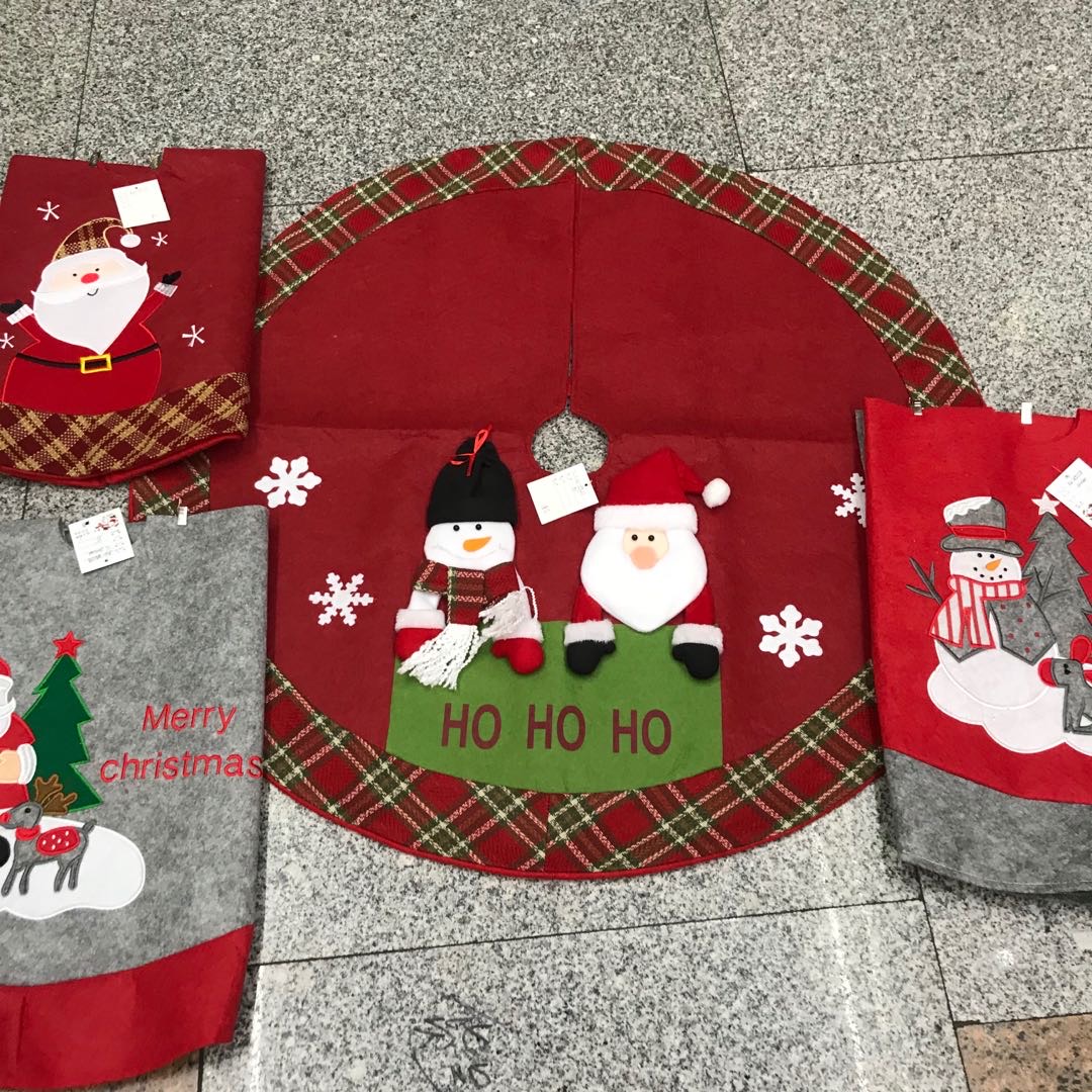 Christmas decoration items: Christmas tree apron, Christmas tree mat, decorative tree skirt details Picture