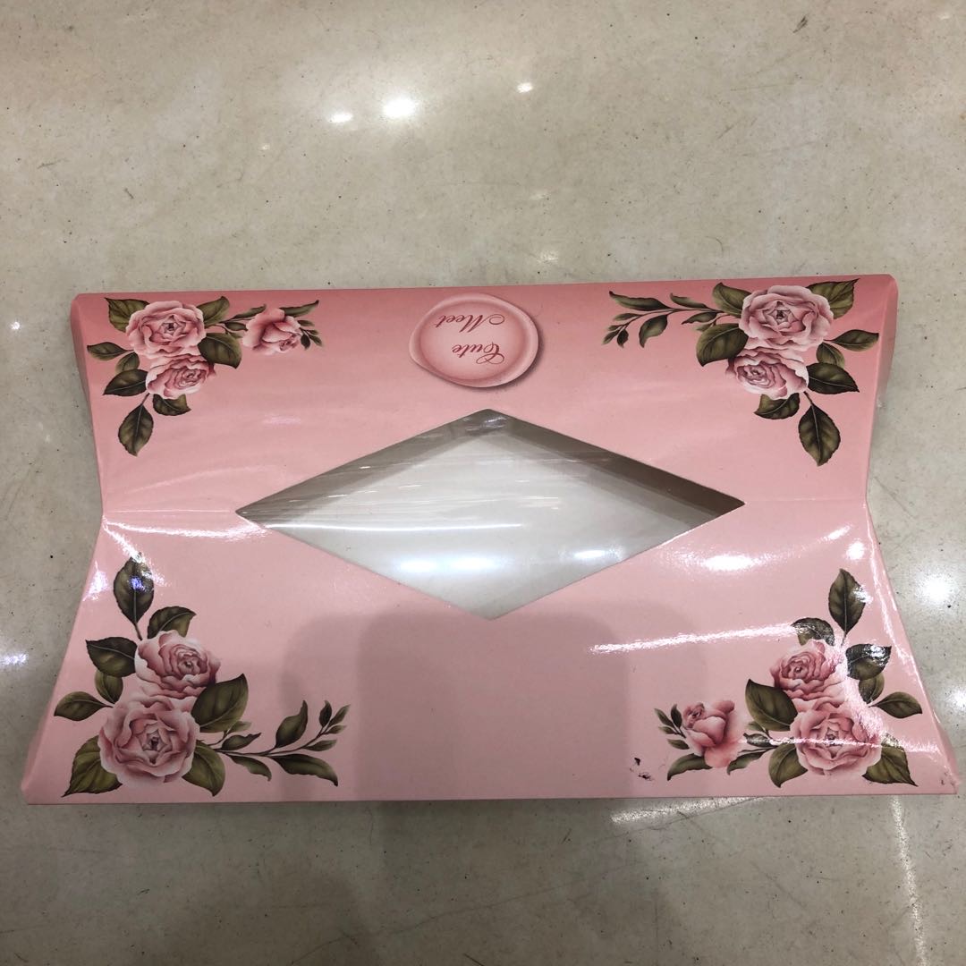 粉色长方形四角玫瑰花中间透明菱形开窗