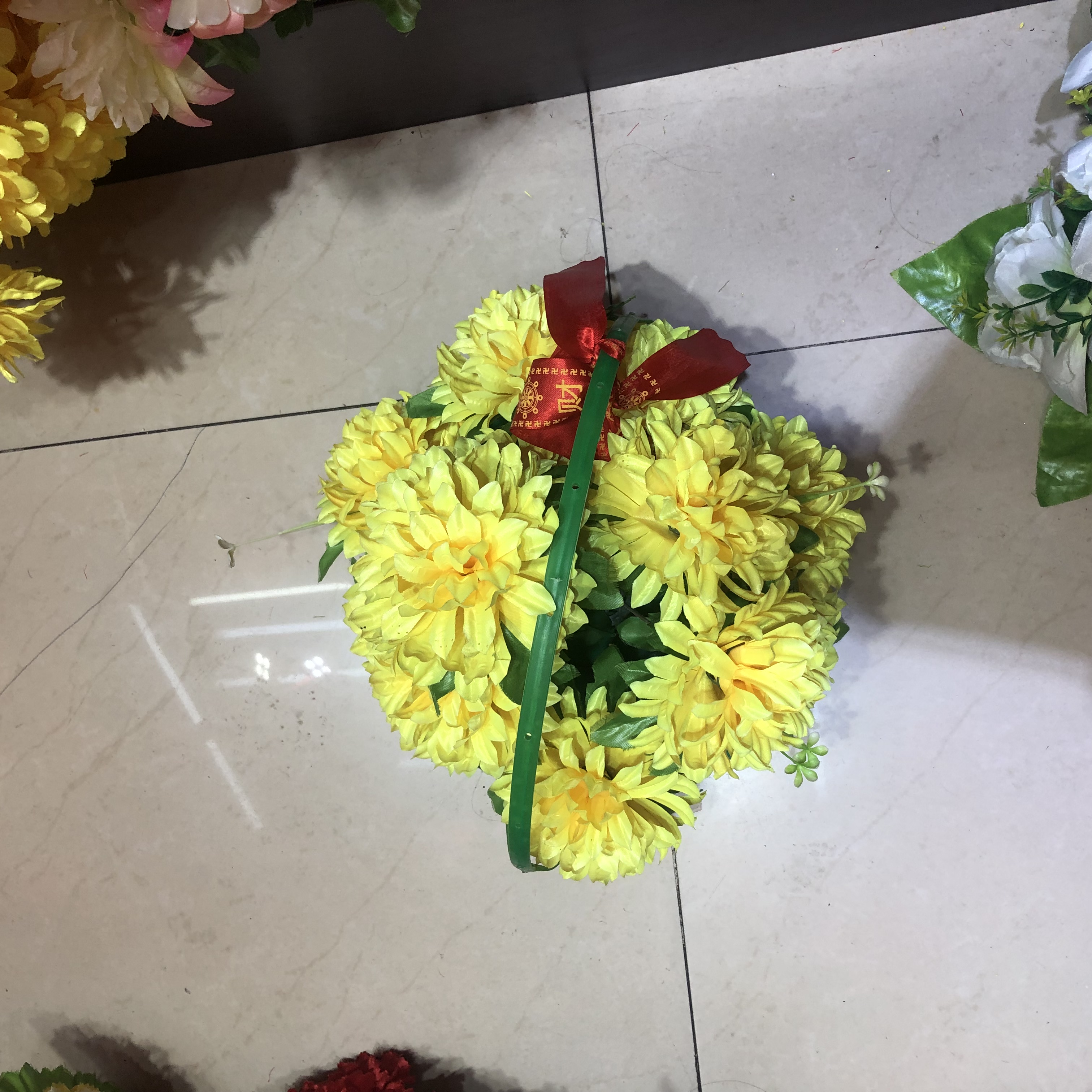 Simulated tomb-sweeping chrysanthemums, tomb flowers, sacrificial artificial flowers, silk flower tips, chrysanthemum bouquets and flower arrangements in the cemetery details Picture