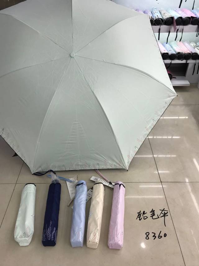 A plain pencil manual three-fold umbrella