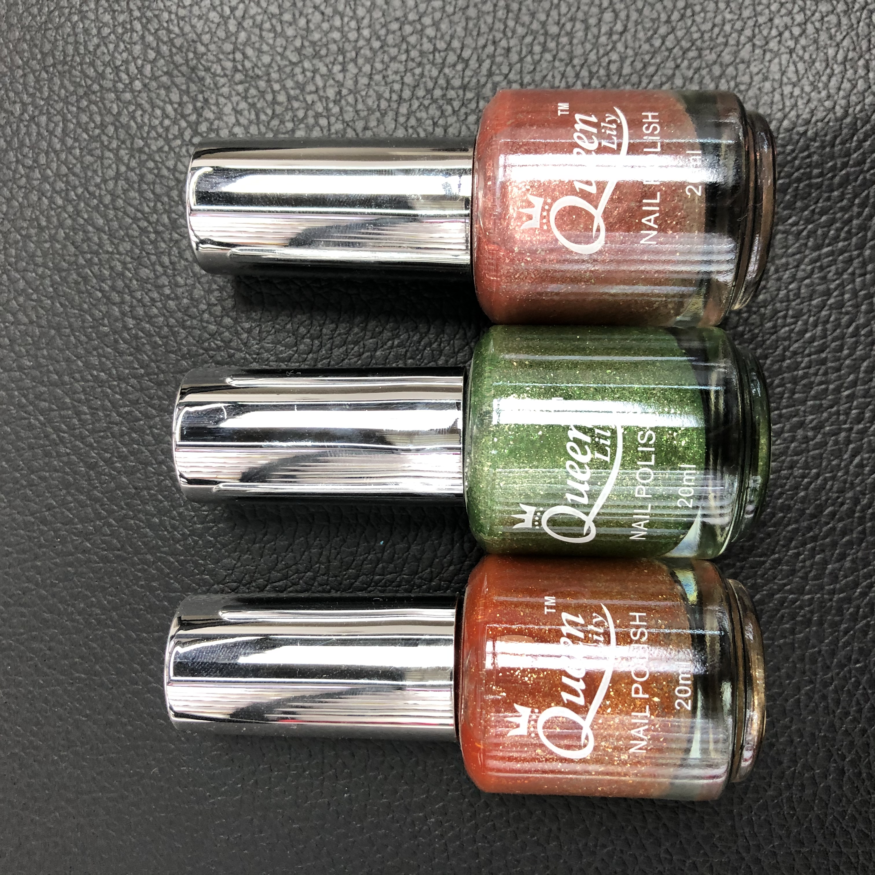 The colorful and fashionable nail polish comes in a wide range of colors, allowing you to freely choose and combine them details Picture