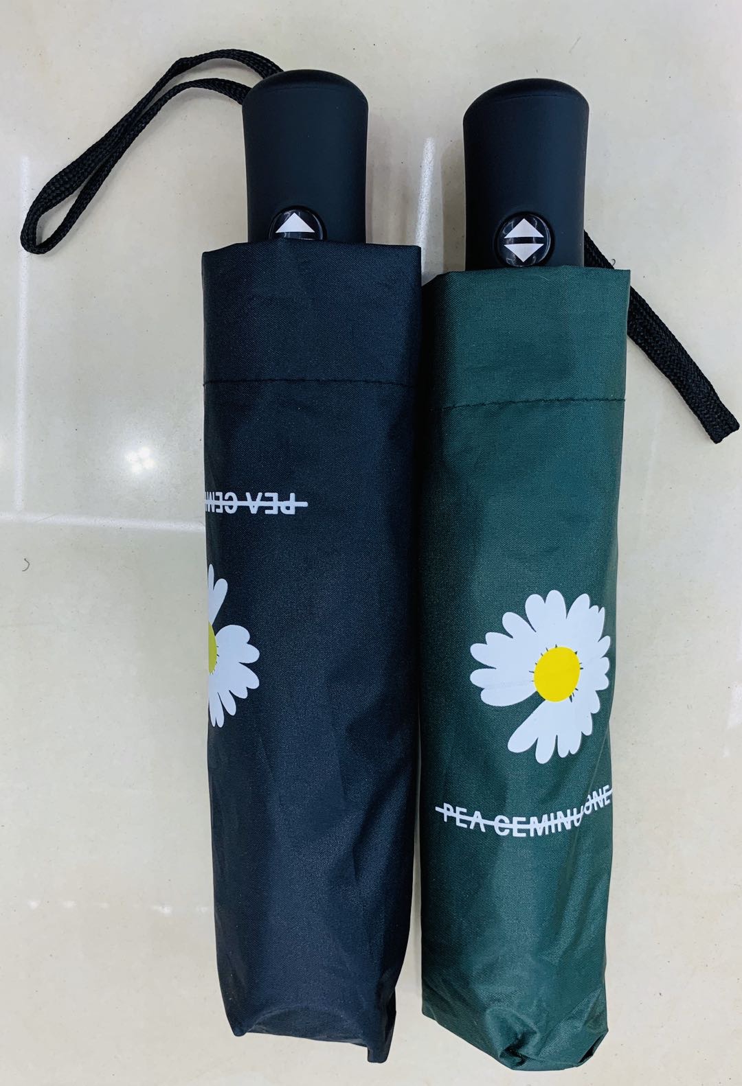 Self-opening and self-closing umbrella