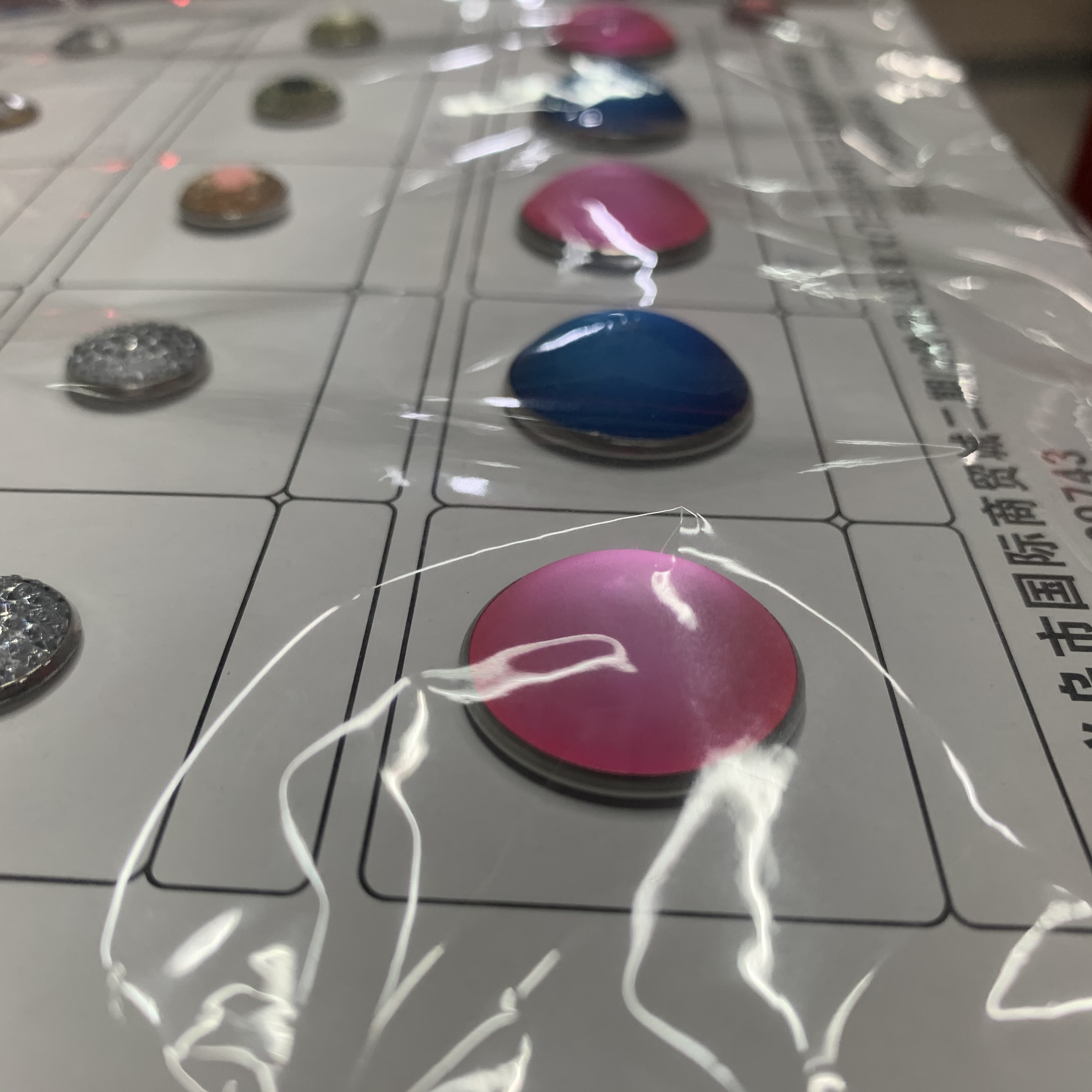 五金配件/果色树脂四合扣/花型扣面细节图