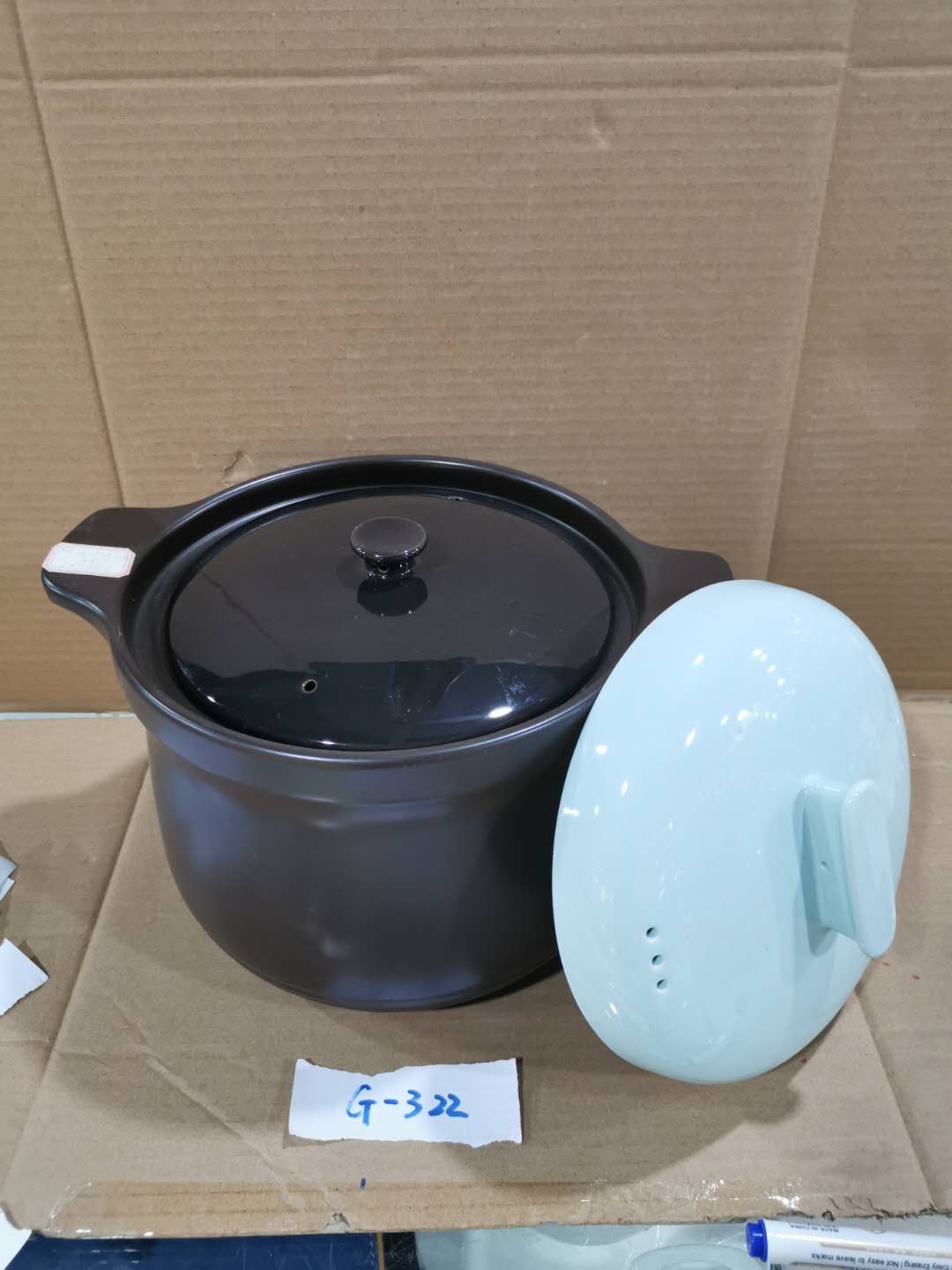 The high-quality porcelain-colored glazed colored earthenware clay pot is durable for making soup