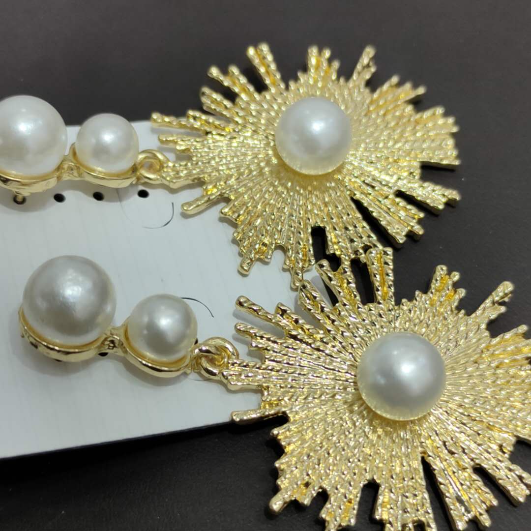 欧美潮流时尚金色配饰合金圈圈珍珠女气质耳饰产品图