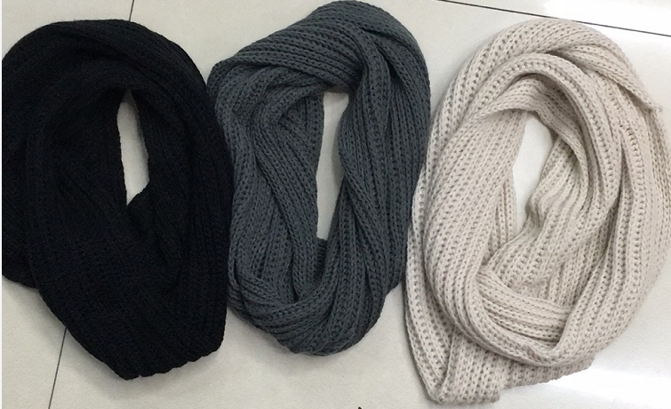 Women's Fashion Trend With Warm Solid Color Acrylic Knit Neck