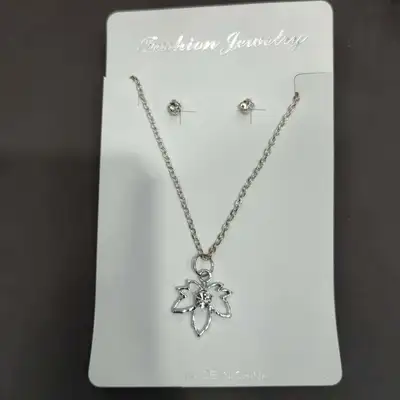 European Simplicity Goddess Temperament Silver Alloy Hollow Maple Leaf Diamond Necklace Jewel Stud Earrings Set Chain