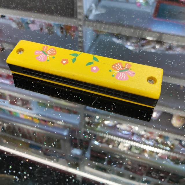 黄色木质的口风琴，儿童玩具，益智玩具