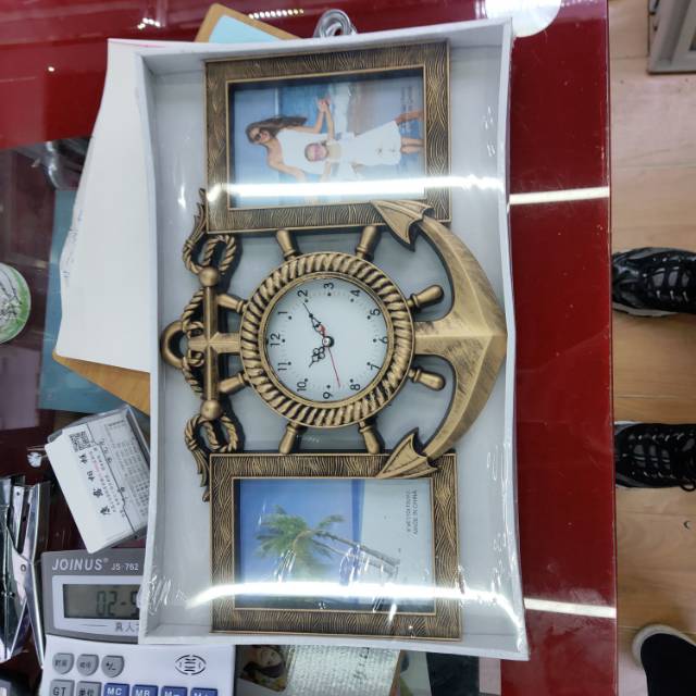 古铜色框架上框带有时钟