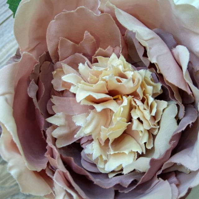 The two-color artificial flower decoration is made of pvc plastic for gardening, which is pollution-free and has a thick density Specification image