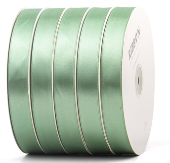 The cake box is decorated with ribbons and fresh flowers for baking packaging