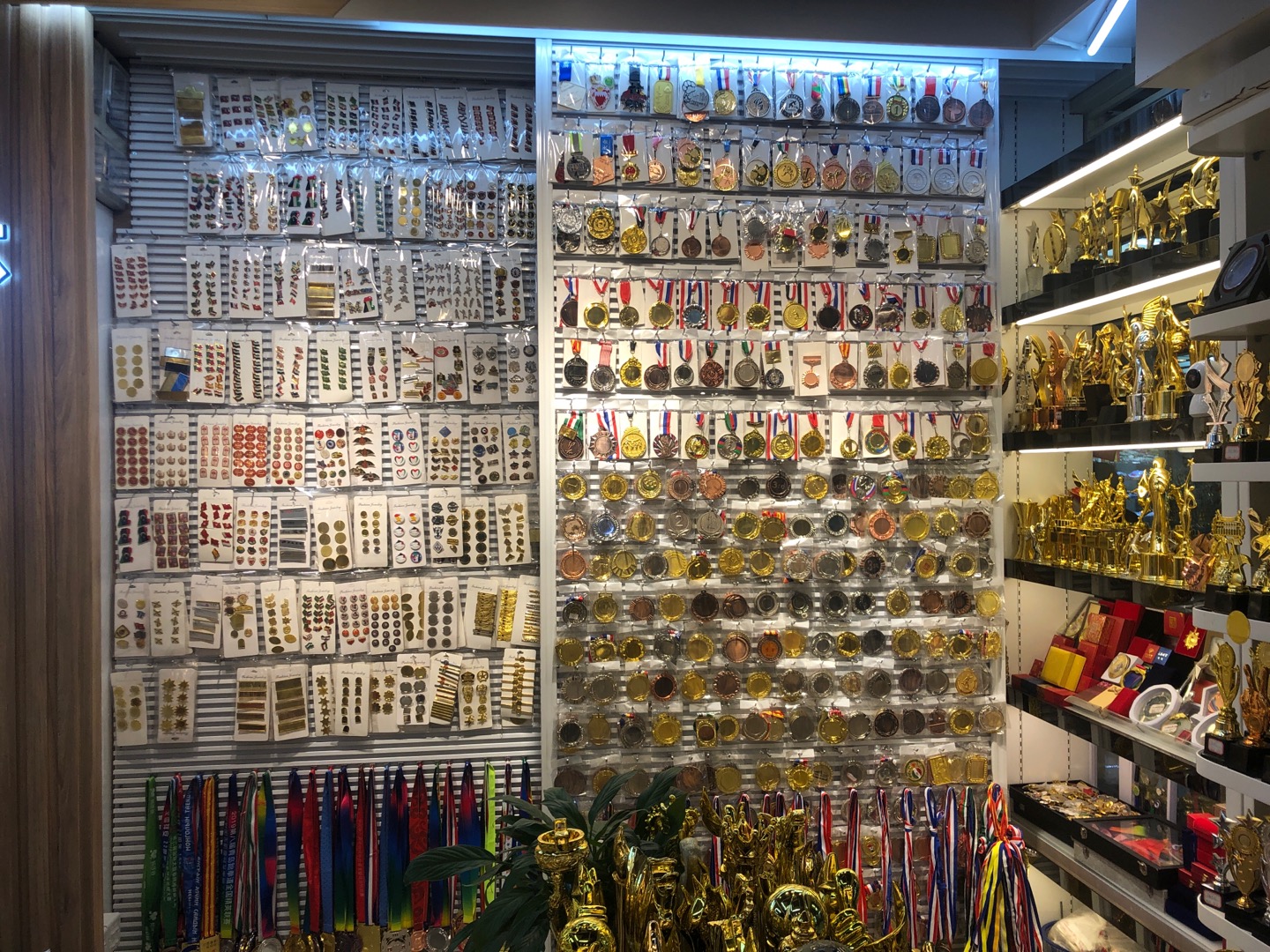 Golden Trophy (20-Year Factory Store) describe pic - 2