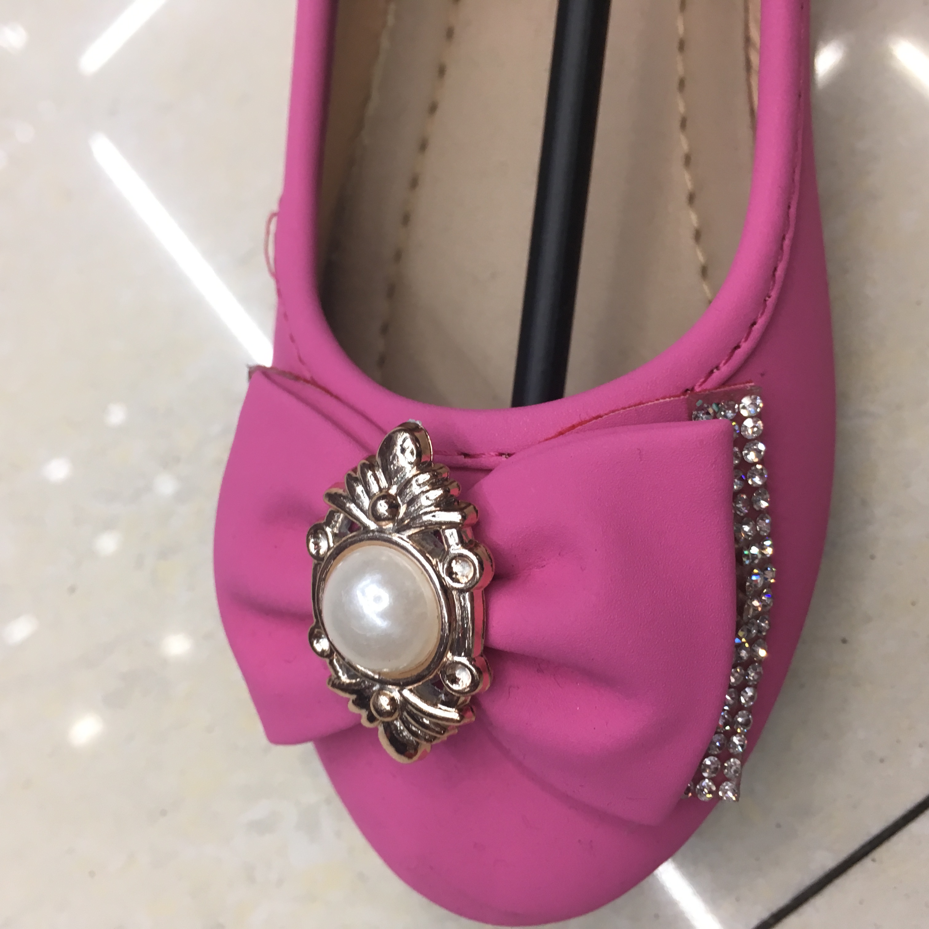 Ladies' rose red shallow pearl bow flat leather shoes details Picture