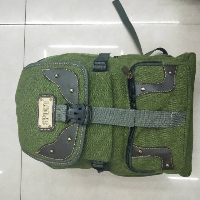 厂家直销时尚大众帆布休闲简约绿色男士双肩包！图