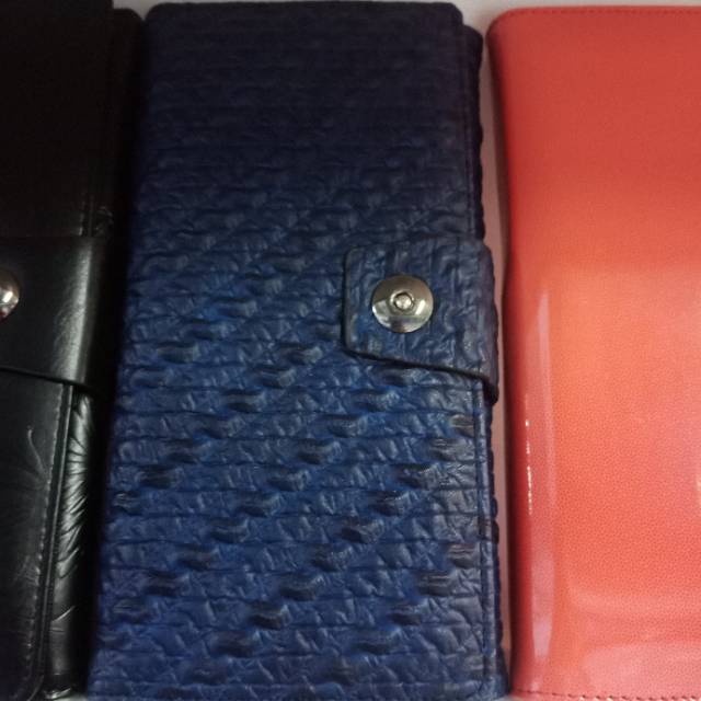 亚光黑凹凸纹女生长方形钱包