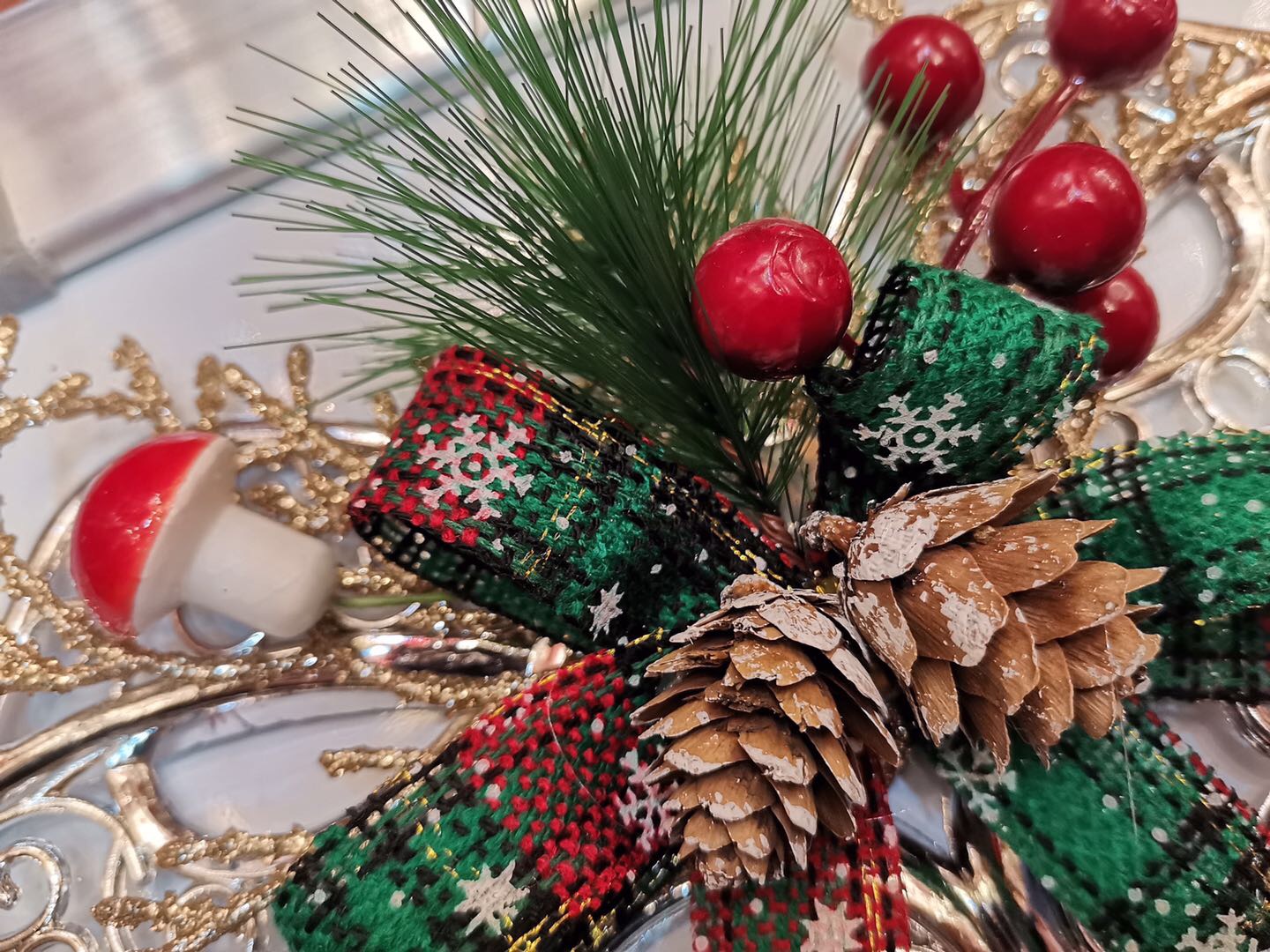 Two plastic clock pendants for Donghuang Christmas Tree ornaments details Picture