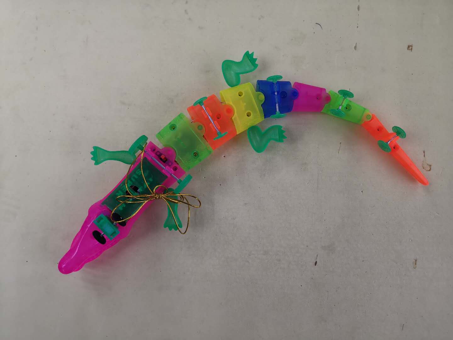 抖音同款网红牵线电动鳄鱼宝宝玩具爬行会跑的儿童走路玩具产品图