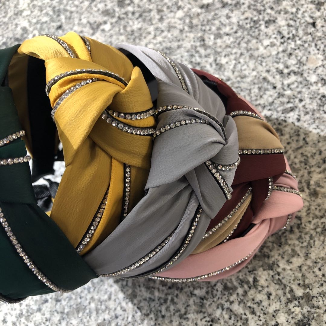 The same style of fabric hair band, bow, diamond and knot headband as the popular ones in Japan and South Korea. It's a fashionable wide-brimmed hairpin for women and a sweet hair accessory details Picture