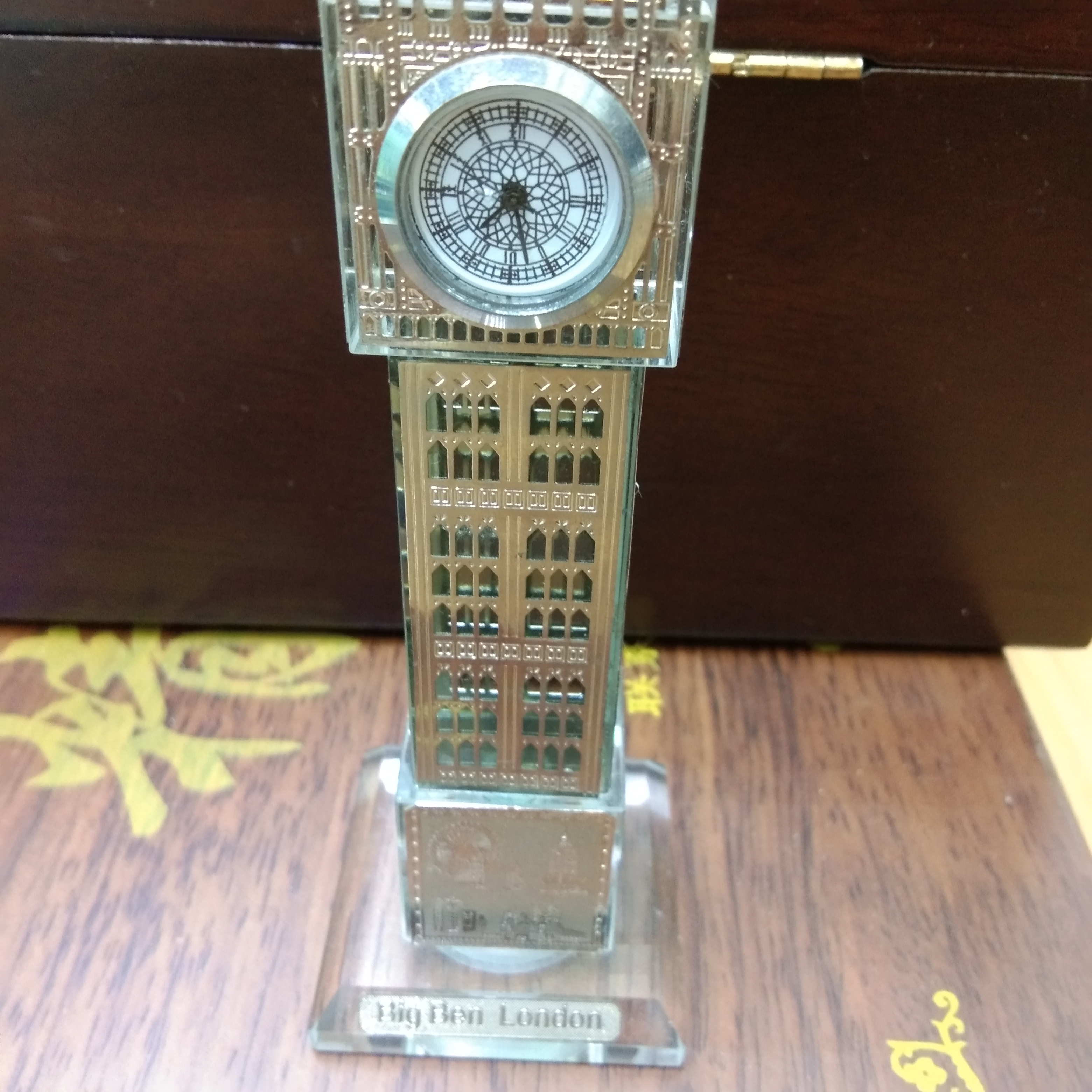 水晶工艺品透明白色金字塔钟表摆件批发细节图