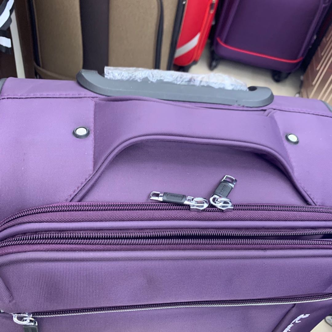 Suitcase Three-Piece Set With Universal Wheel Lock Suitcase Extension Layer Side Hand details Picture