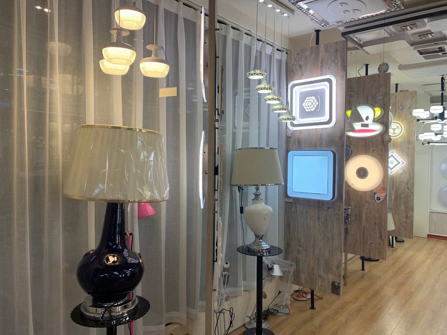 Yiwu City Rongjun Lighting describe pic - 1